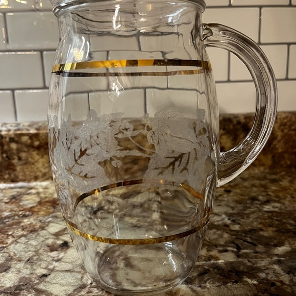 Rare Vintage Set of Four Gold-Edged Etched Glass Grape Leaf Bowls and Pitcher - Picture 4 of 4